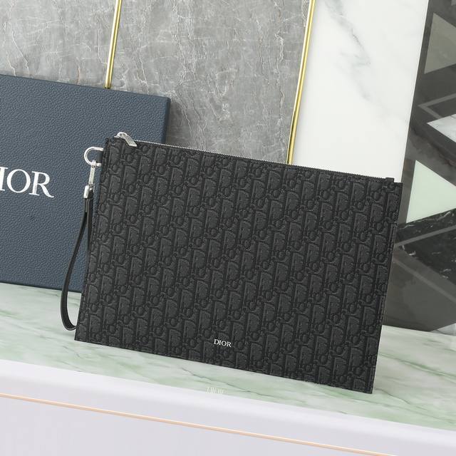 A4 Clutch Black Oblique Print No.: 2Esca491Yse_H03E This A4 clutch is sleek and