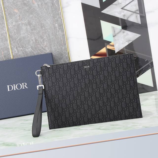 A4 clutch with black Oblique print Model: 2Esca339Yse_H03E_Tu This A4 clutch is