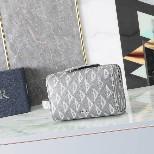 Dior Lingot toiletry bag in Dior Grey Cd Diamond canvas. Reference: 2Adca418Cdp_