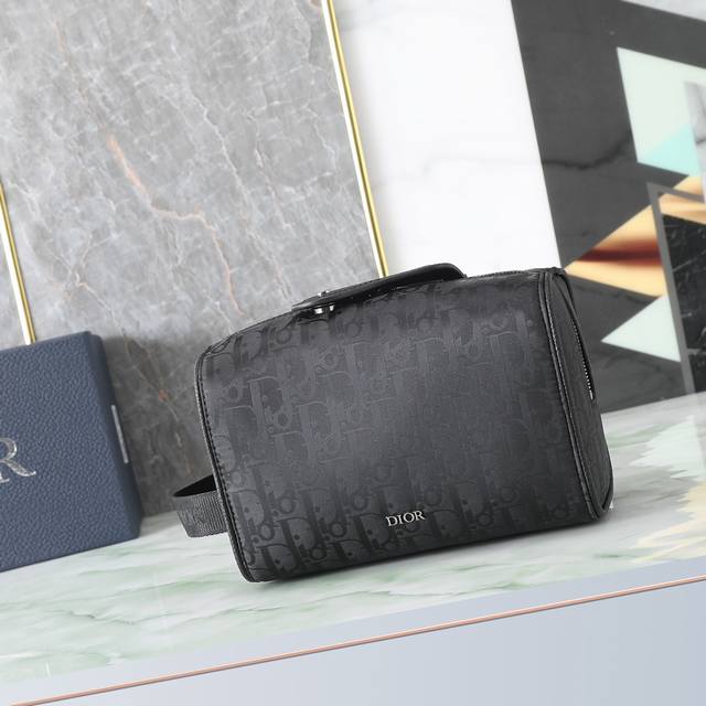 Dior Lingot toiletry bag, dimensions: 21.6 x 12.5 x 10.5 (length x height x widt