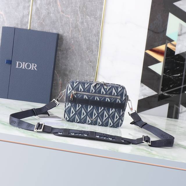 This practical and compact Safari messenger bag is perfect for everyday carry. C
