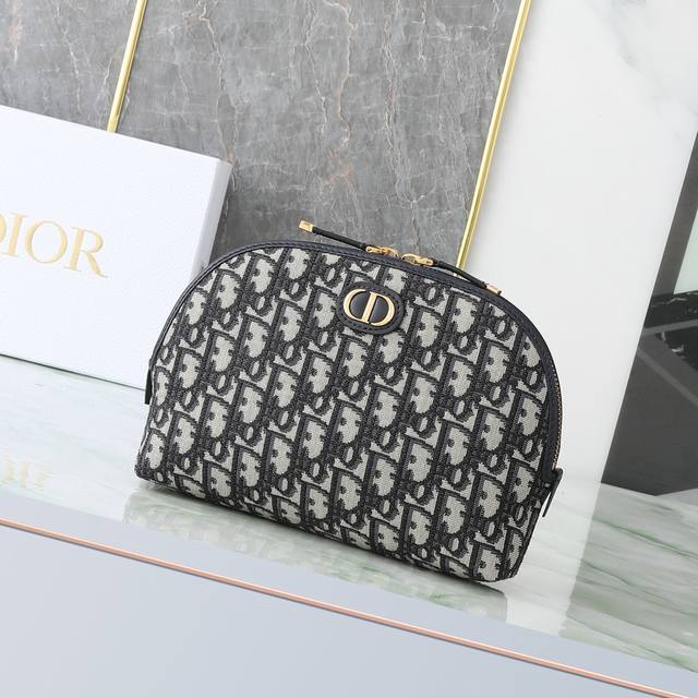 Clutch with Blue Oblique Print P10,000 Reference No.: S2124Utzq_M928 Dimensions: