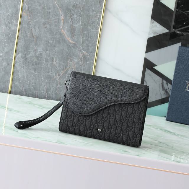 This A5 triangular clutch is a new Dior staple. Crafted from materials including