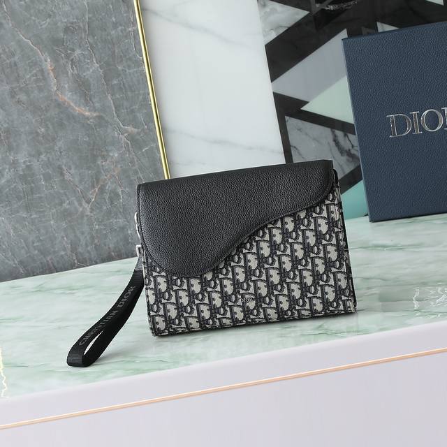 This A5 triangle clutch is Dior's new flagship item. Crafted from materials such