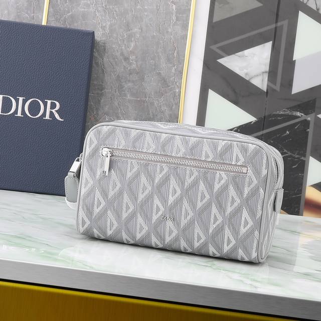 This toiletry bag combines practical functionality with minimalist design. Craft