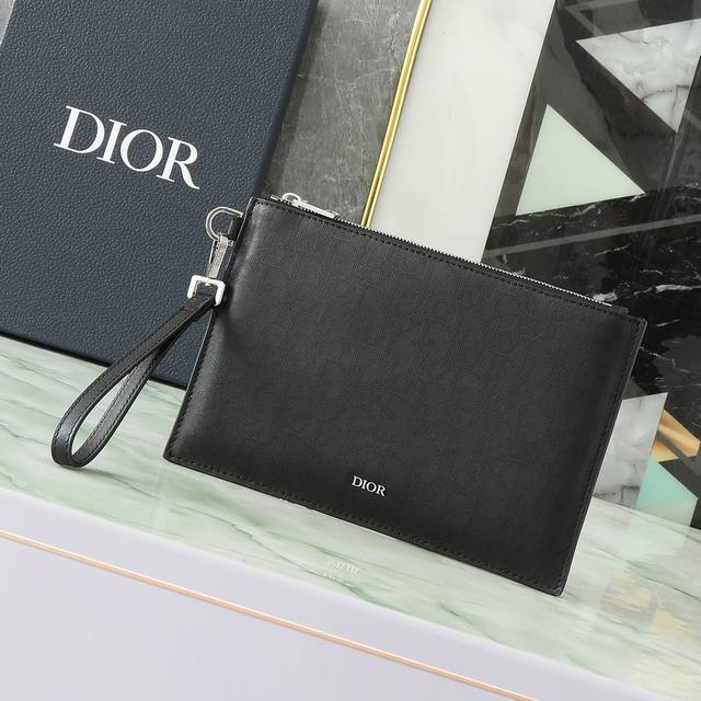 A5 clutch in black leather with Oblique Galaxy print. P10,000. Reference: 2Esca