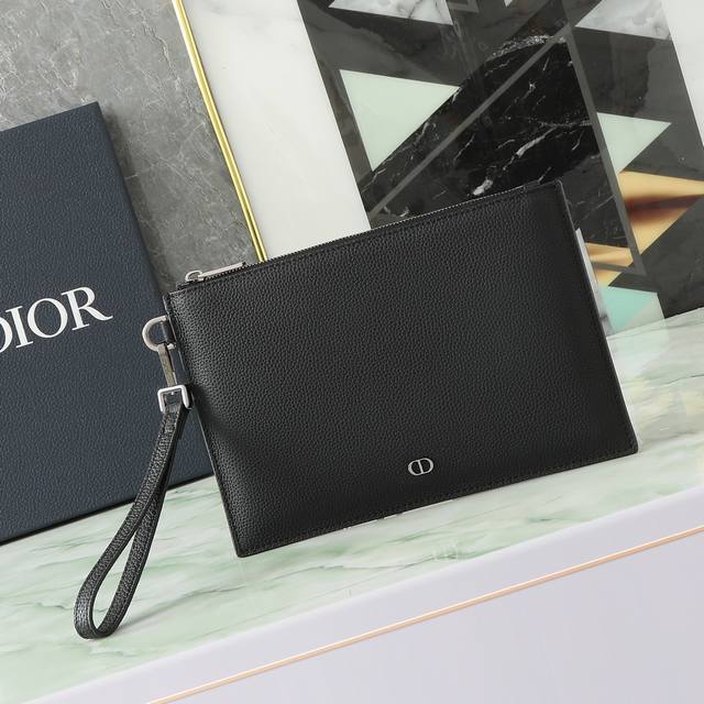 A5 clutch in black grained calfskin with Cd Icon logo P10,000 Reference: 2Esca49