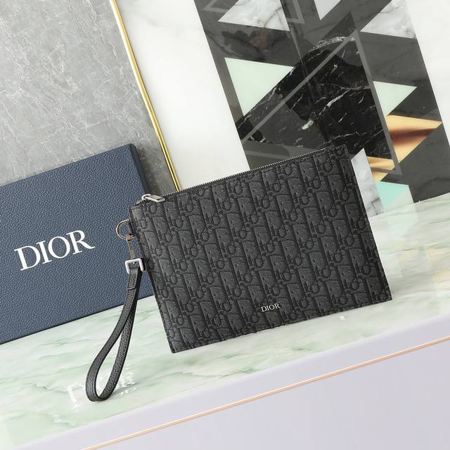 A5 Clutch in Black Oblique Print Fabric P10,000 Reference No.: 2Esca490Yse_H03E