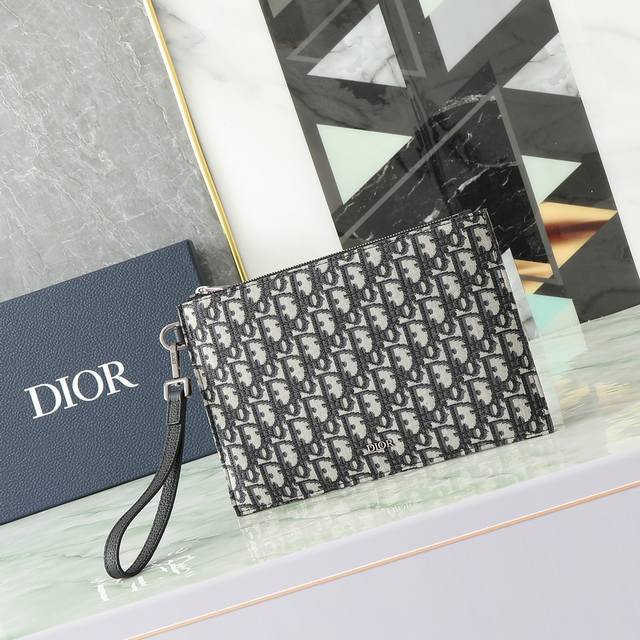 A5 Clutch in Beige and Black Oblique Print Fabric P10,000 Reference No.: 2Esca49