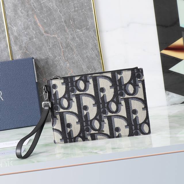Beige Large Monogram Clutch Code: 2Esca490Yxl_H27E_Tu Product Information This A