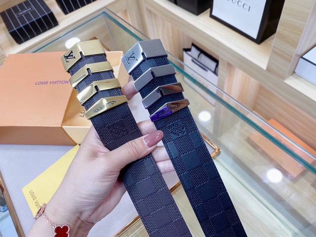 This Louis Vuitton double-sided imported leather belt features a two-tone design