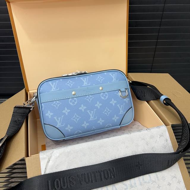 Louis Vuitton Alpha men's shoulder crossbody bag, classic and versatile, real sh
