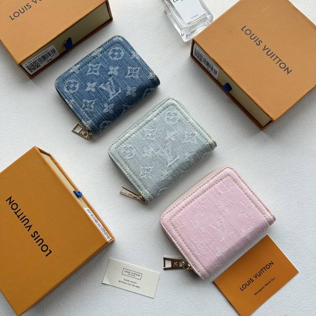 Color Gray Pink Blue Size 11X8.5M82957 This zipper coin purse is made of Monogra