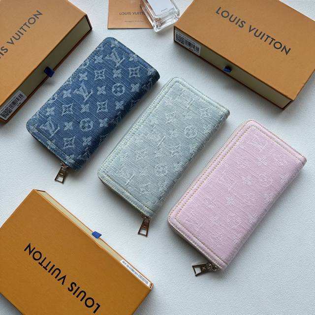 Color: Grayish-Pink Blue Size: 19.5X10.5M82958 This zippered wallet is reinterpr
