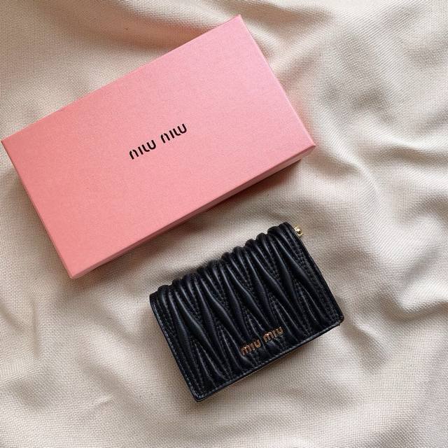 Miumiu 5196 Colors: Black and Pink Sizes: 13.5*9.5*3.5 Miumiu's latest style is