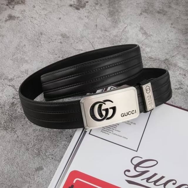 Popular Gucci, this stunning automatic buckle has a width of 3.5cm. This new, or