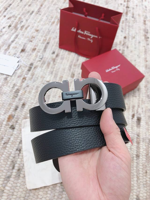 This stylish double-sided belt from Salvatore Ferragamo features a two-tone desi
