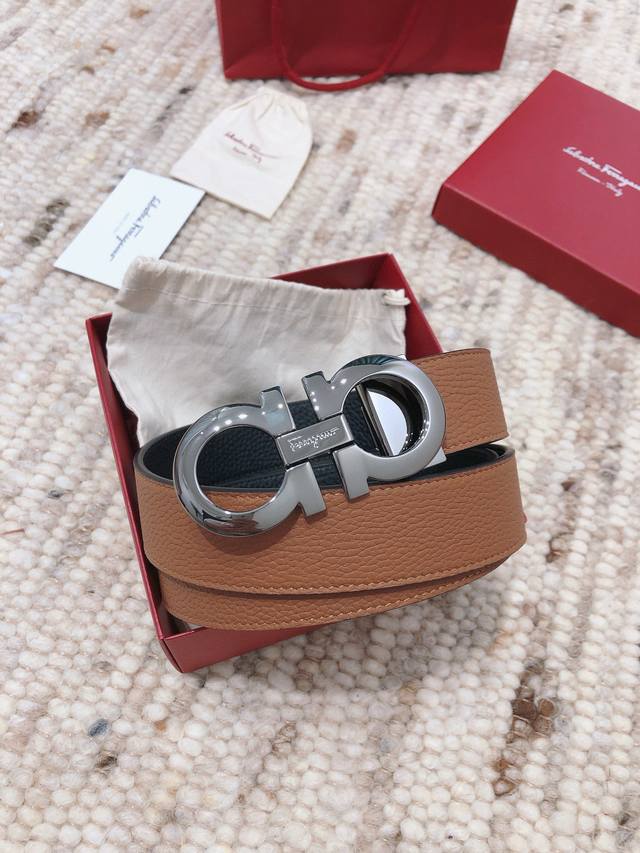 This stylish double-sided belt from Salvatore Ferragamo features a two-tone desi