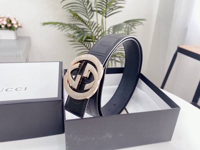 Gucci unisex style. The new Gucci Interlocking G buckle is deeply influenced by