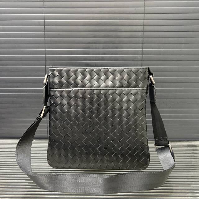 Bottega Veneta hand-woven men's shoulder bag crossbody bag, classic and versatil