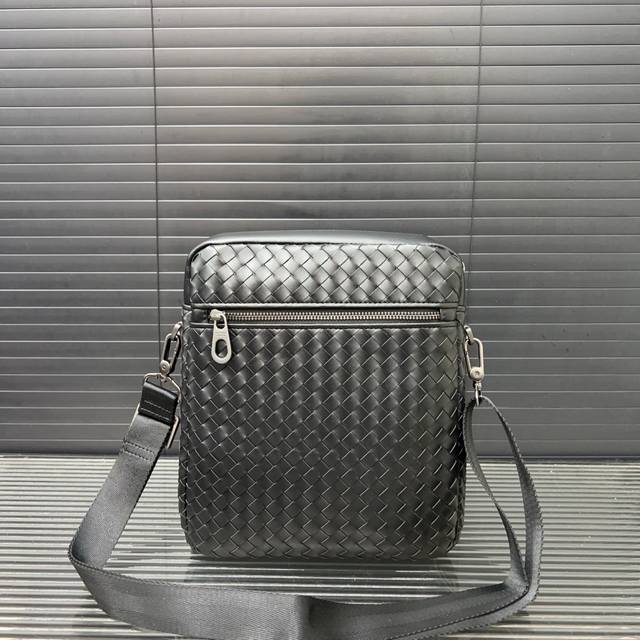 Bottega Veneta hand-woven men's shoulder bag crossbody bag, classic and versatil