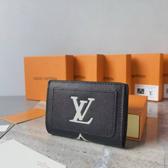 Black, White, and Gray, Size 11 x 8.5, the "Portefeuille Claire" is updated with