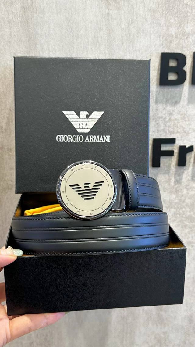 Armani's latest automatic buckle top-grain cowhide with a classic pattern is a h