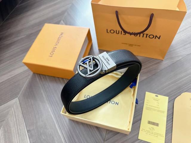 Lv buckle is custom-made. Double-sided and rotatable. A special process is used