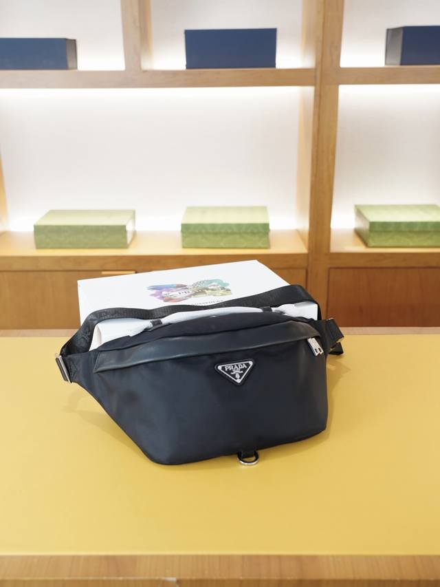 Prada official website synchronized high-end waist bag and chest bag. A timeless