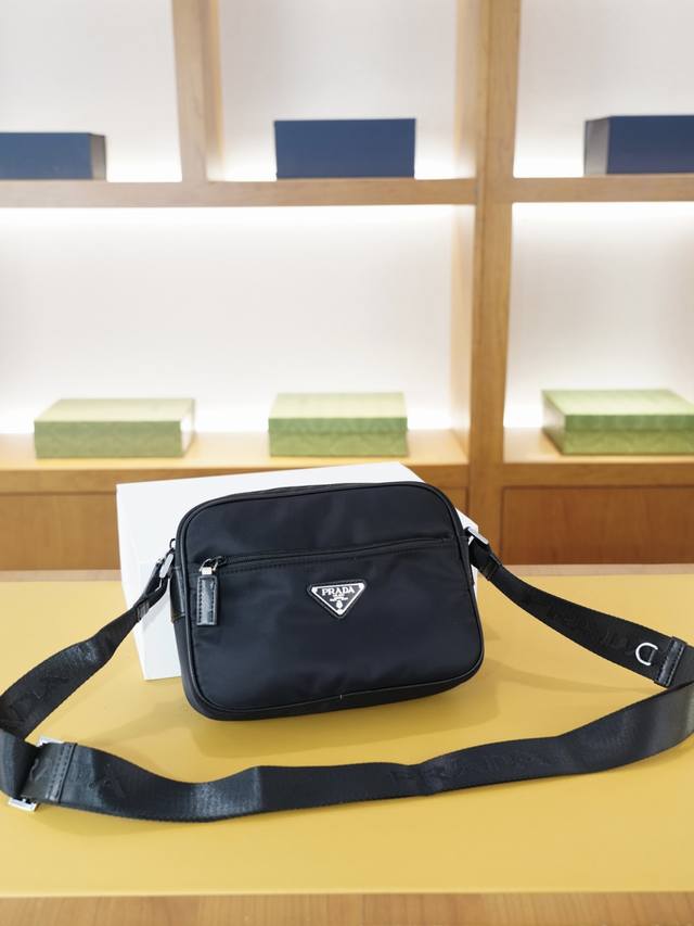 Prada official website synchronized high-end crossbody shoulder bag, a timeless