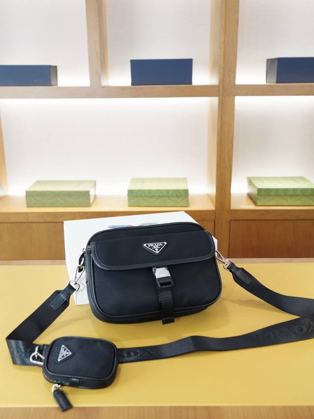 Prada official website synchronized high-end crossbody shoulder bag, a timeless