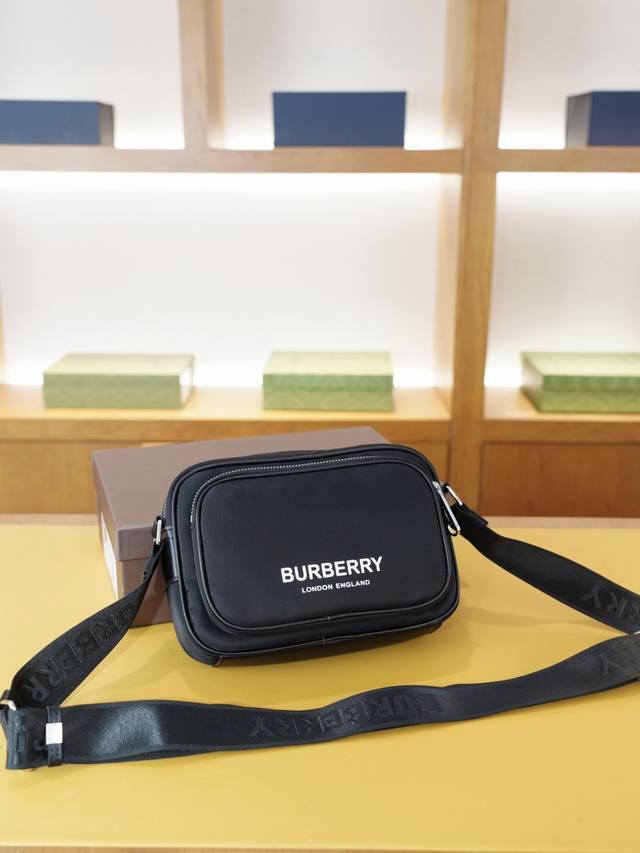 Burberry official website synchronized high-end shoulder and crossbody backpack.