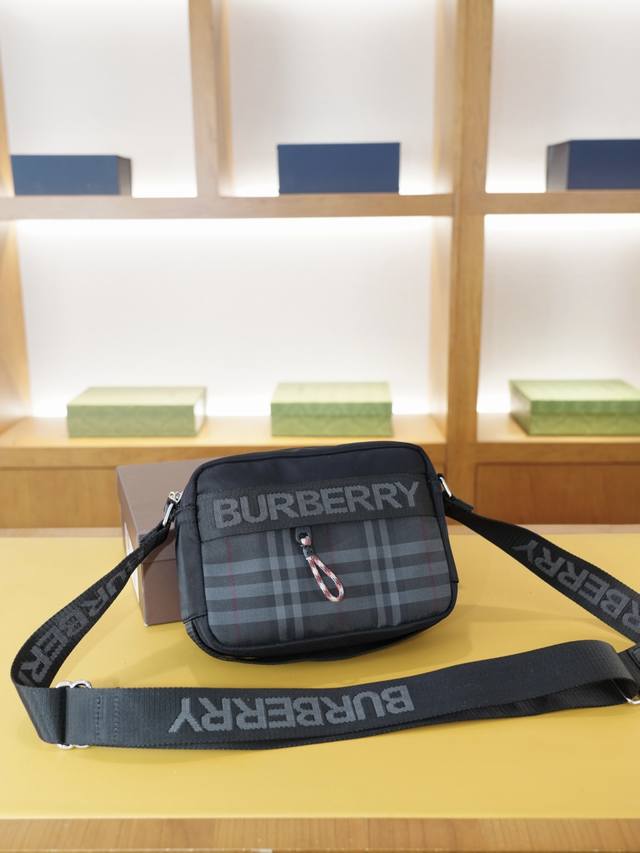 Burberry official website synchronized high-end shoulder and crossbody backpack.