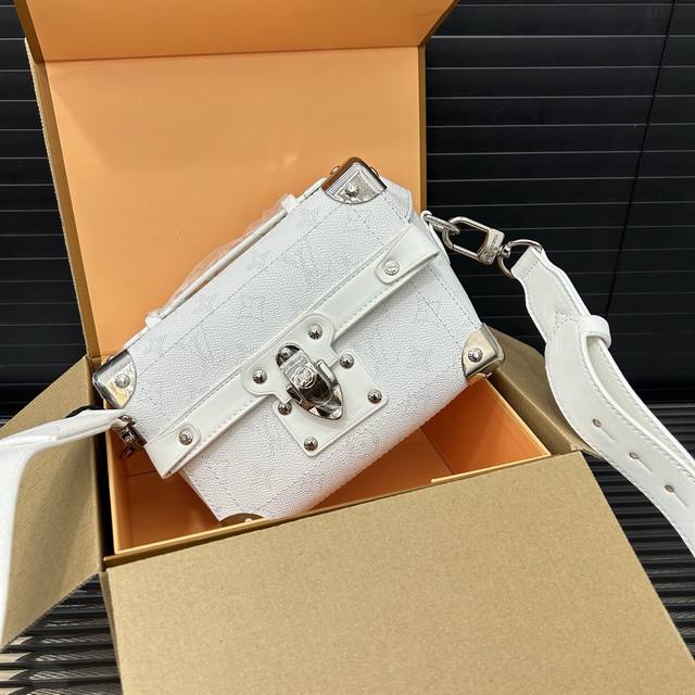 Louisvuitton Lv Soul Trunk distressed detachable and adjustable shoulder strap w