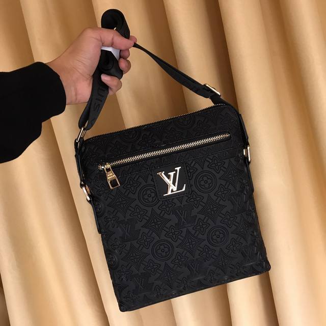 launches a luxury men's bag, crafted from premium imported cowhide, the ultimate