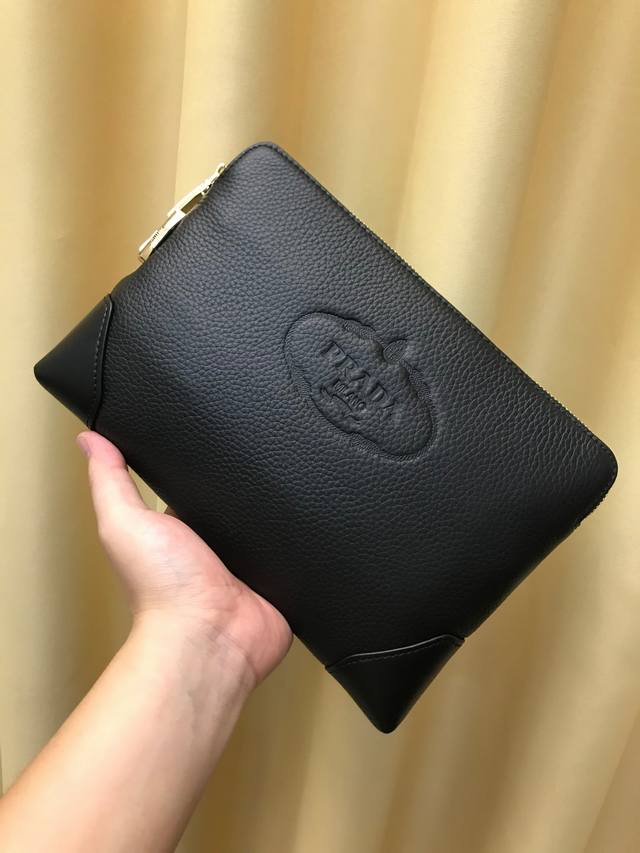 2630 P's latest handbag, don't miss out! This Italian-made top-grain cowhide bag