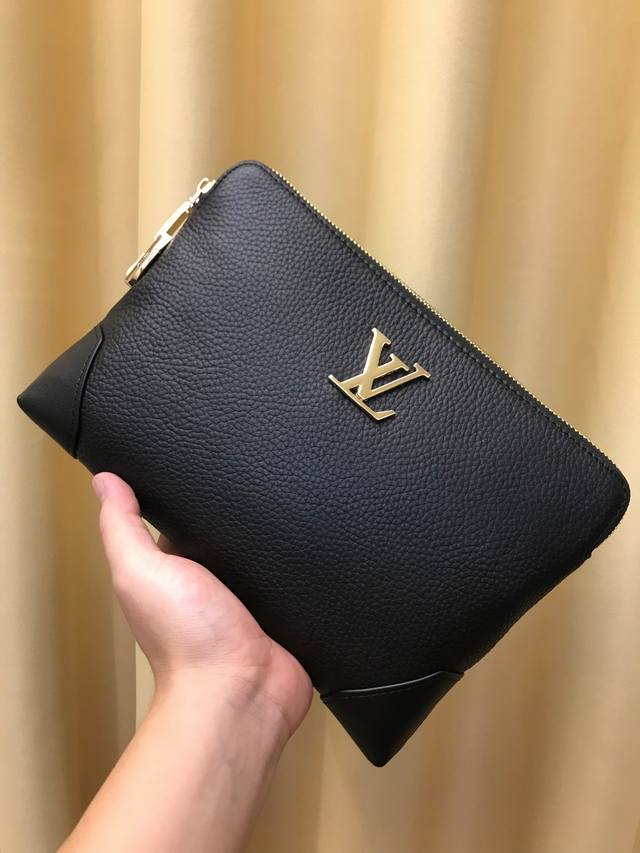 2630 V's latest clutch, made from imported Italian top-grain cowhide, feels incr