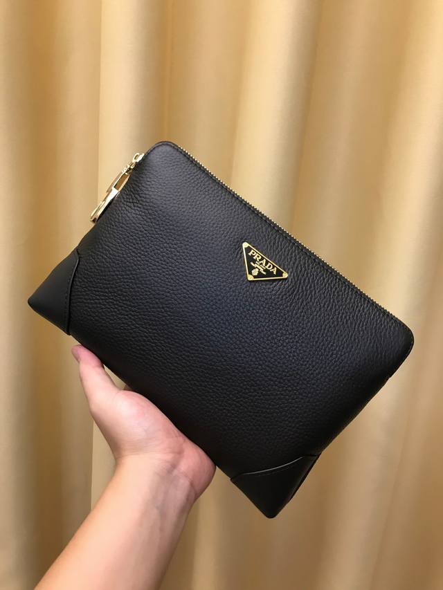 2630 P's latest handbag, made from imported Italian top-grain cowhide for a supe