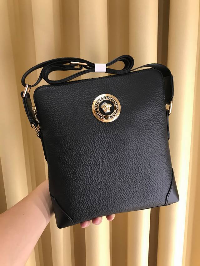 2630 Fanjia's latest shoulder bag, made of imported Italian cowhide, with a corn