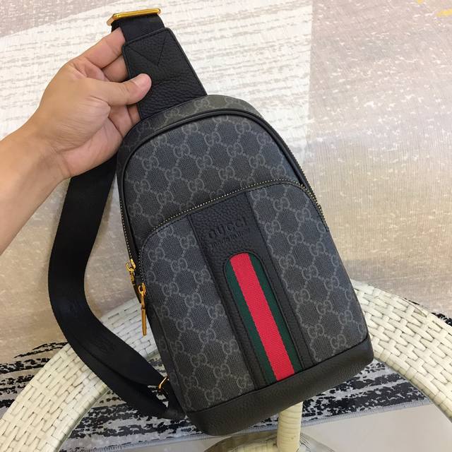 launches the latest chest bag. Made of top-quality Italian imported cowhide, the