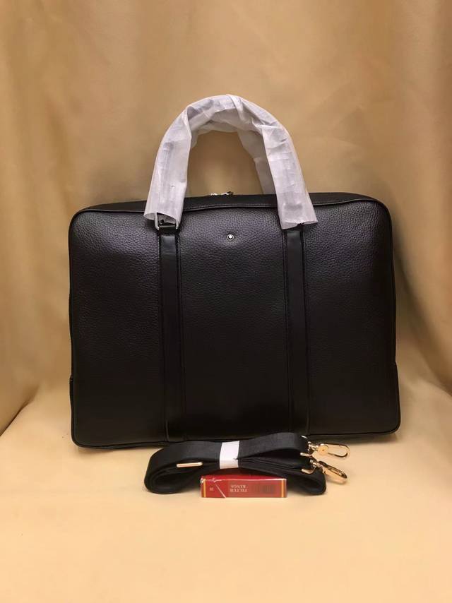 The new 2030 briefcase is here! Made from imported Italian cowhide, it features