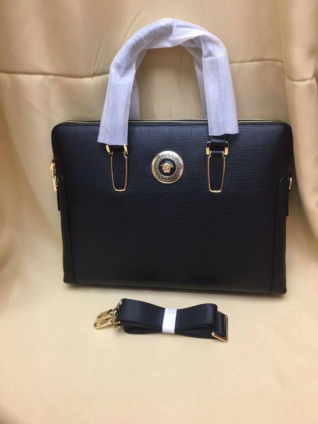The latest men's handbag + crossbody briefcase from V, the king of out-of-stock