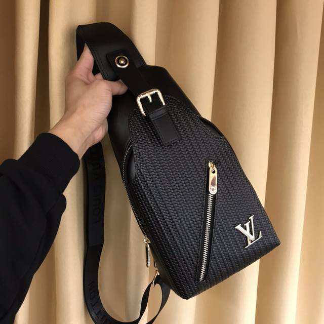 V home style 929-4 new V home chest bag, made of imported top layer cowhide, ver