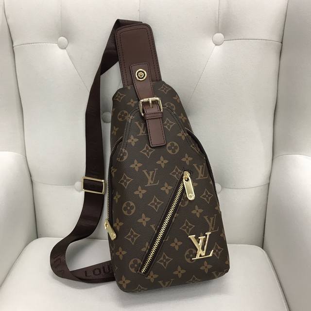 V home style 827-4 new V home chest bag, made of imported top layer cowhide, ver