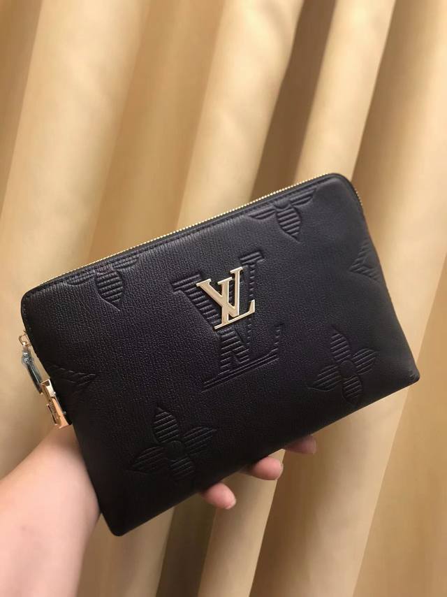 exclusive and premium edition with box, made from genuine Italian leather. A hig