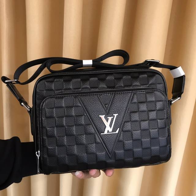 launches a popular crossbody bag made of top-quality Italian imported cowhide. T