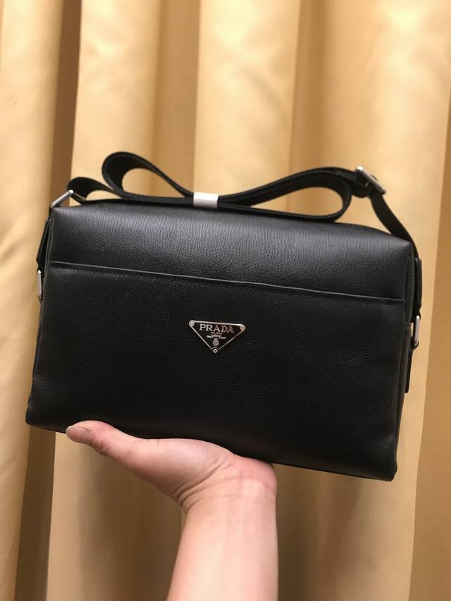 Spring launch of the luxurious P-brand men's crossbody bag. Made from premium im
