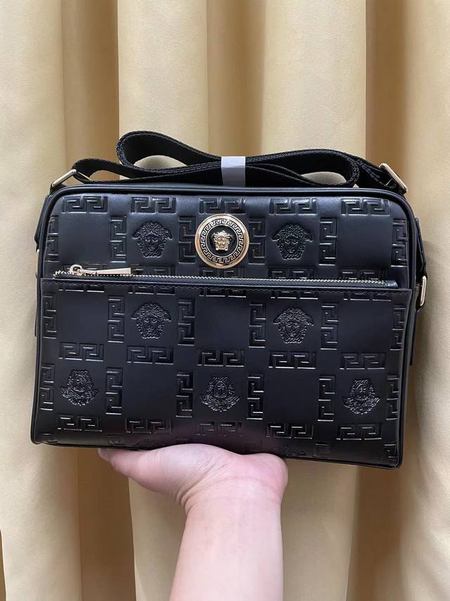 Spring New Arrival, a hot and exclusive crossbody bag. Made from premium Italian