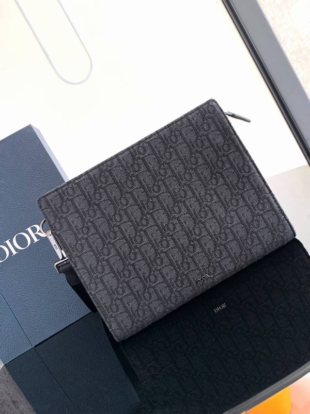 This clutch is a Dior staple. Crafted from beige and black Oblique-print jacquar