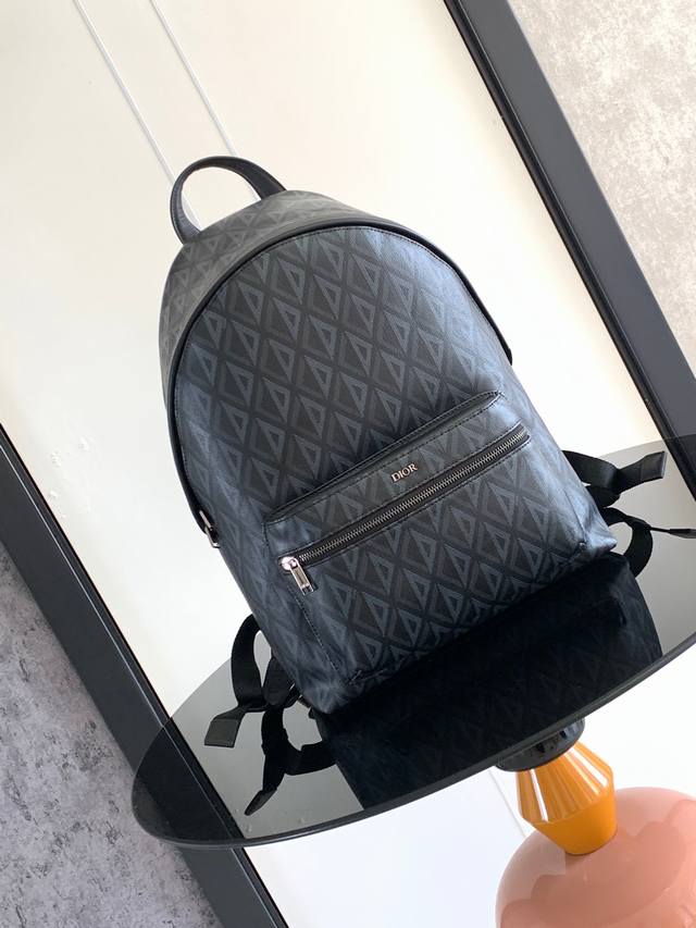 This Rider backpack features a clean silhouette, a refreshed take on classic pre